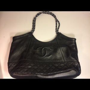 Chanel Black leather handbagf